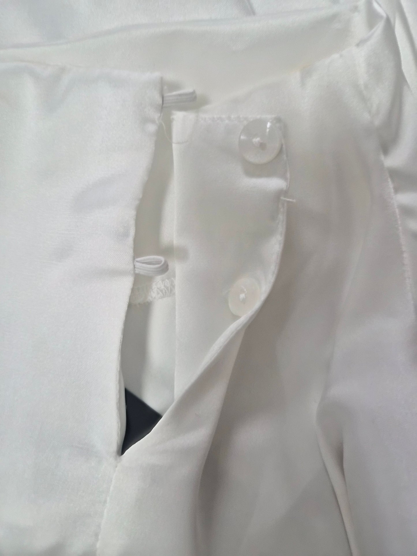Elegante Satin-Bluse mit goldenen Schmuckdetails