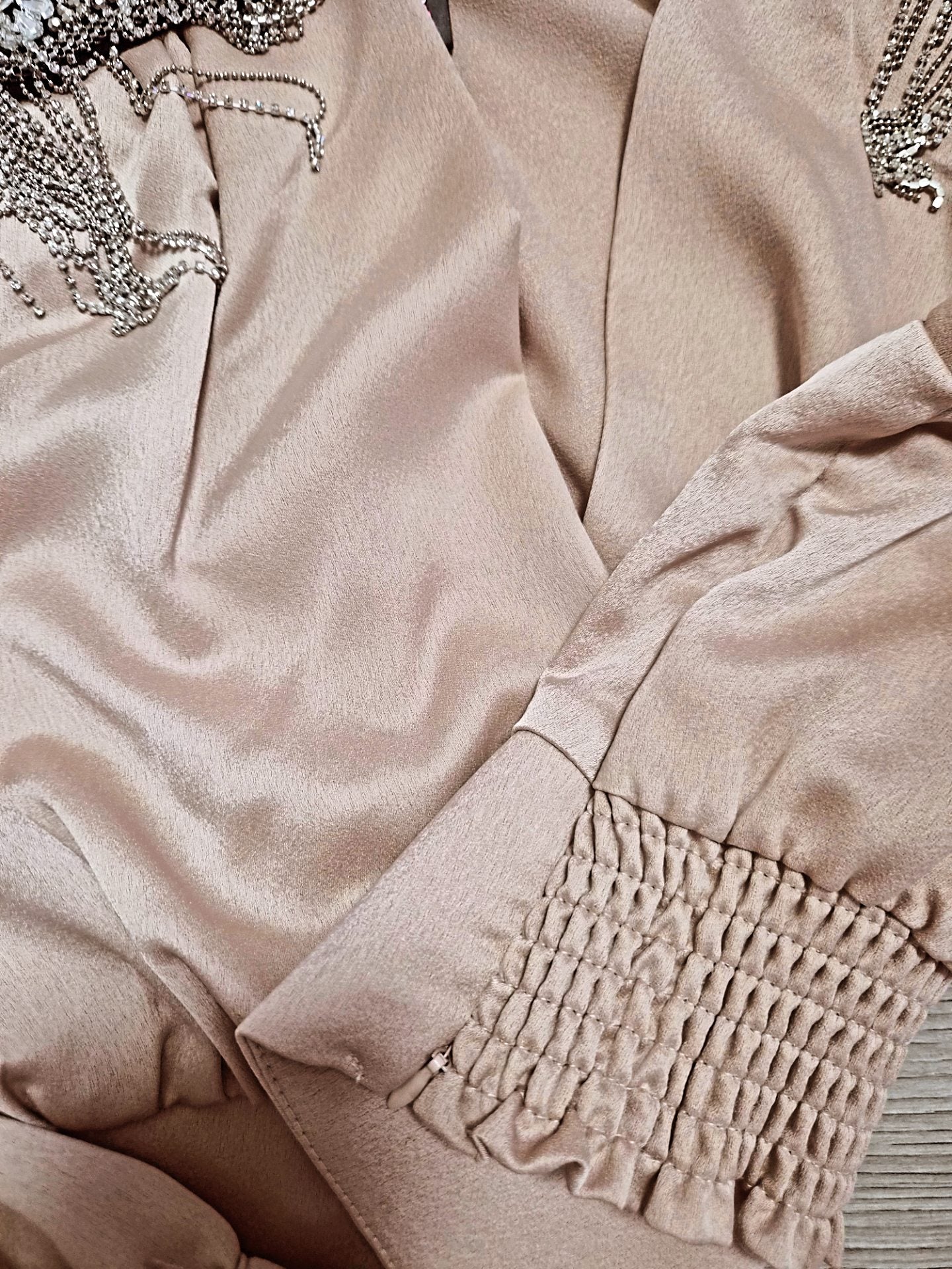 Eleganter Satin-Body mit Kristall-Applikationen