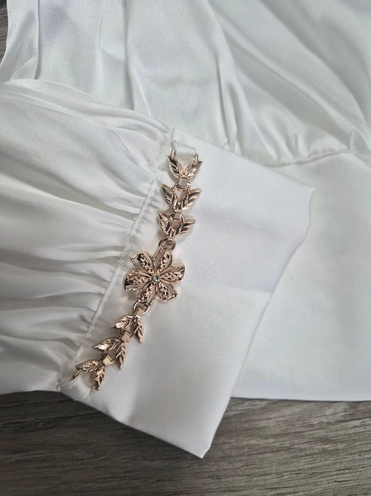 Elegante Satin-Bluse mit goldenen Schmuckdetails