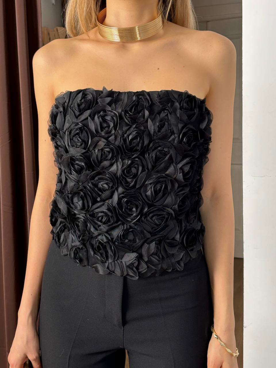 Elegantes Bandeau-Top mit 3D-Blumenapplikationen