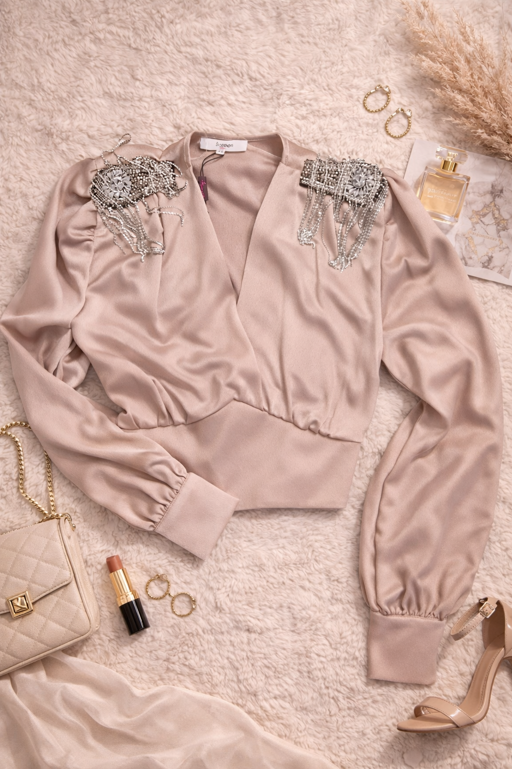 Eleganter Satin-Body mit Kristall-Applikationen