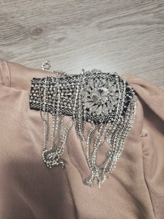 Eleganter Satin-Body mit Kristall-Applikationen