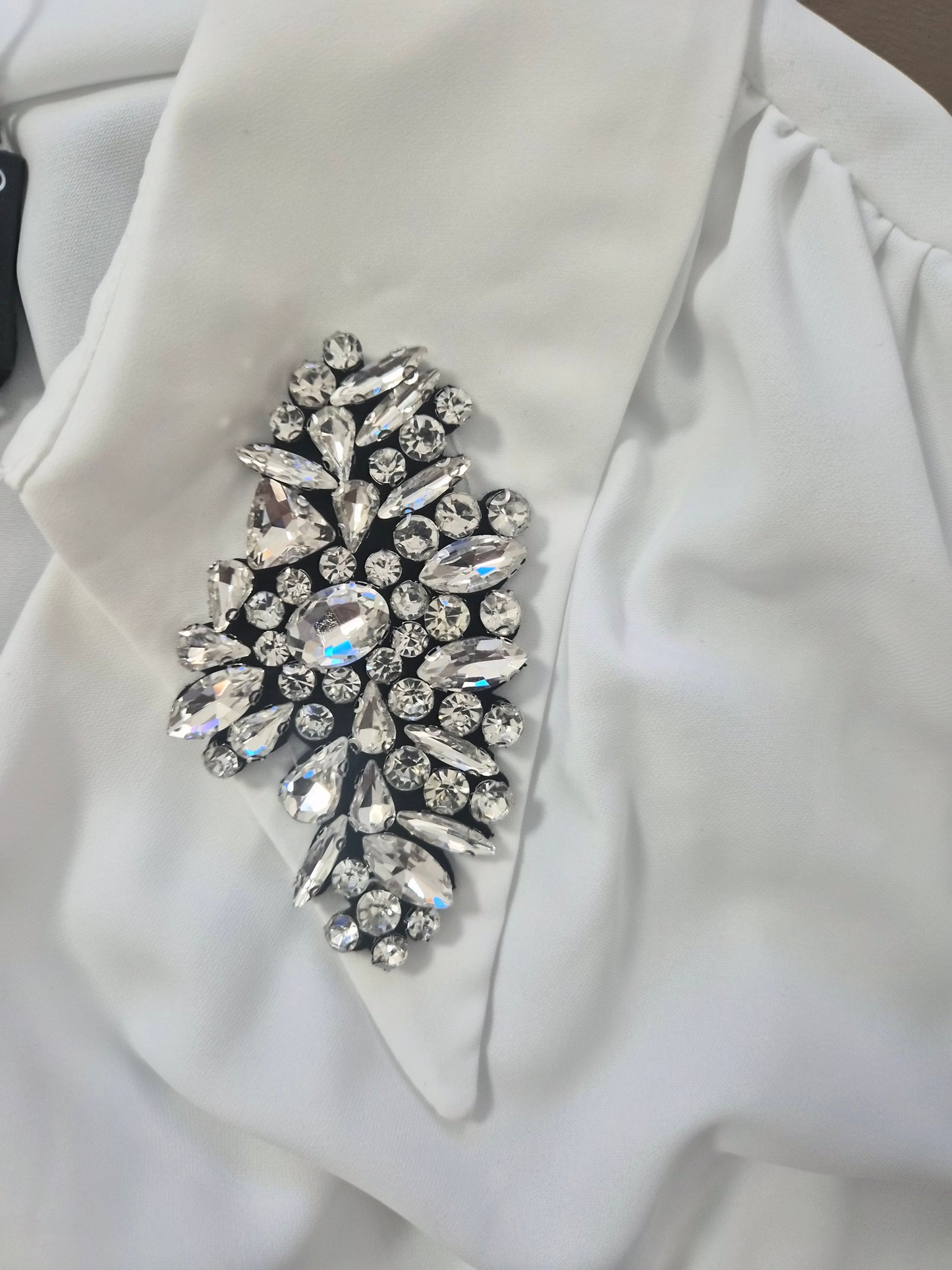 Luxuriöser Satin-Body mit Schmuckkragen
